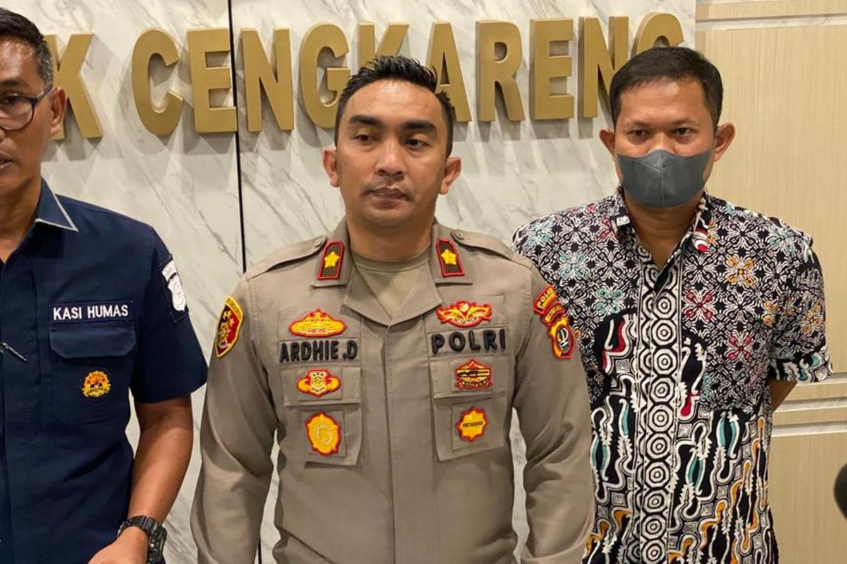 Kapolsek Cengkareng Kompol Ardhie Demastyo mengungkap pencurian sepeda motor Yamaha Mio di parkiran apartemen di Cengkareng, Jakarta Barat, yang terjadi pada Minggu (24/7/2022) malam.  