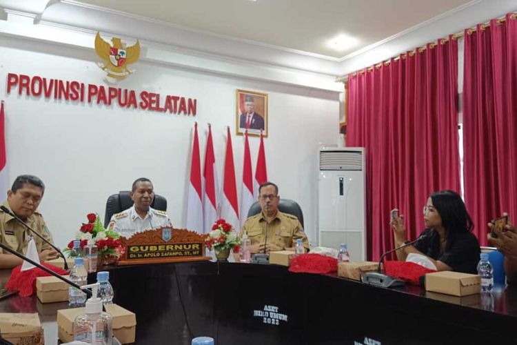 Foto PJ Gubernur Papua Selatan Apolo Safanpo saat mengumumkan pengunduran dirinya melalui surat resmi kepada Mendagri, Selasa (02/07/2024).