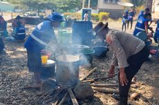 Personel Polri dan TNI Masak untuk Pengungsi Erupsi Gunung Lewotobi NTT