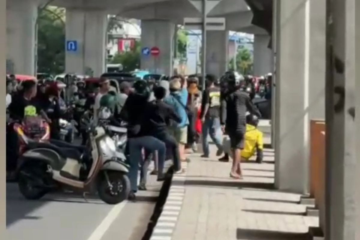 Rombongan pengantar jenazah yang diduga melakukan penganiayaan terhadap seorang pengemudi ojek online di bilangan Jalan A P Pettarani, Kota Makassar, Sulsel, Minggu (31/3/2024).