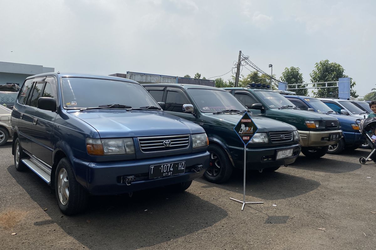 Deretan mobil Toyota Kijang kapsul lansiran 1997-2004 hadir memeriahkan acara Hut KKCI ke-7