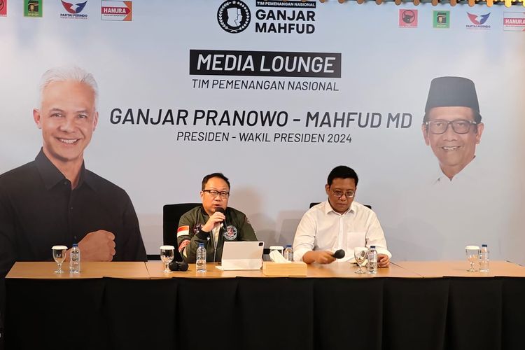 Deputi Kanal Media TPN Ganjar-Mahfud, Karaniya Dharmasaputra (kiri) saat memberikan keterangan pers terkait mundurnya Mahfud MD dari Menko Polhukam, Rabu (31/1/2024).