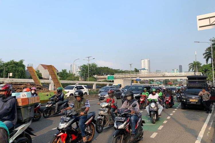 Arus lalu lintas di depan Gedung DPR/MPR RI terpantau ramai dan lancar imbas adanya aksi unjuk rasa yang digelar oleh aliansi mahasiswa, Jakarta, Selasa (28/6/2022).