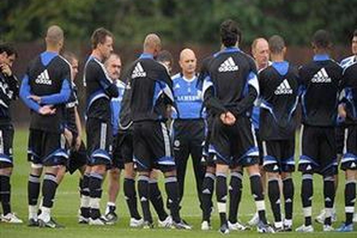 Luiz Felipe Scolari mengumpulkan pemainnya dan memarahi mereka dalam sesi latihan Sabtu (20/9).