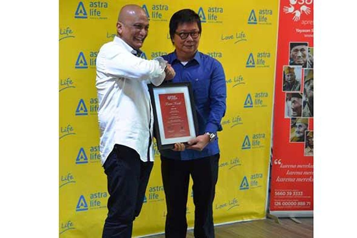 Ketua Umum Yayasan Sahabat Veteran Indonesia, Bapak Kriswiyanto Muliawan berjabat tangan dengan Presiden Direktur PT ASTRA AVIVA LIFE (Astra Life), Auddie Wiranata (tengah) saat menyerahkan plakat tanda terima kasih dari Yayasan Sahabat Veteran Indonesia kepada Astra Life atas dukungannya kepada veteran Indonesia. 