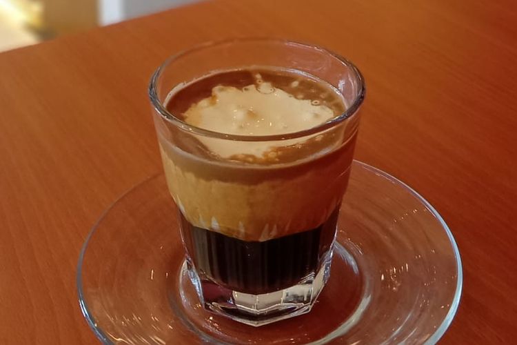 Sajian kopi telur khas Vietnam di toko kopi autentik Vietnam Bach Coffee.