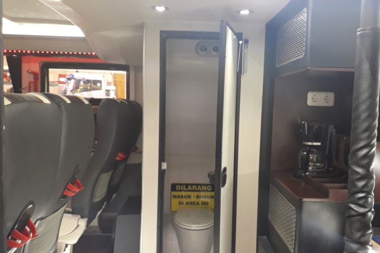 Toilet dari bus tingkat dengan fasilitas bak pesawat rakitan Laksana yang dipamerkan di GIIAS 2018.