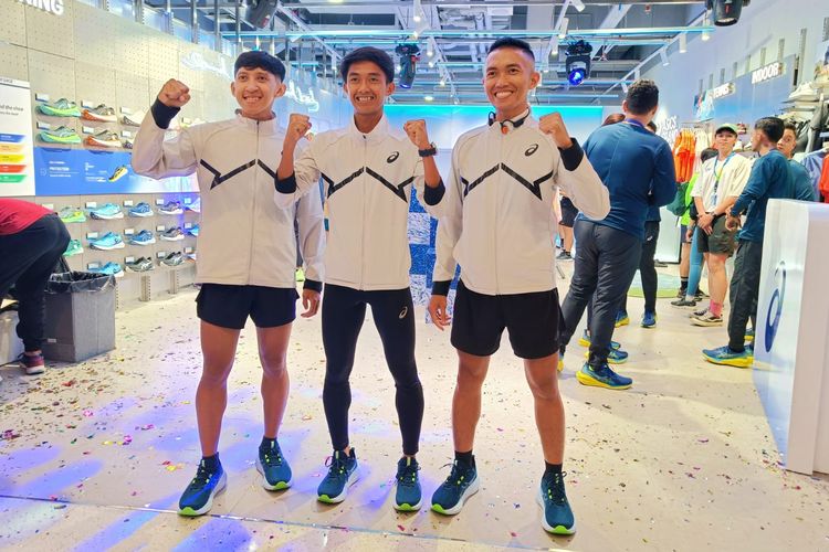 Pelari ASICS Robi Sianturi (tengah), Mahful Ipul (kanan) dan Teguh Martyan (kiri) saat pembukaan toko ASICS di Grand Indonesia 25 Februari 2024.