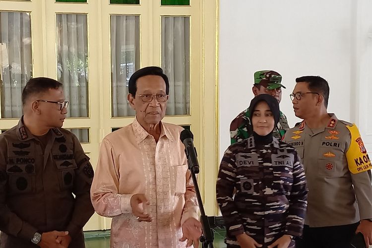 Gubernur DIY Sri Sultan HB X dan Kapolda DIY Suwondo Nainggolan jelaskan persiapan libur nataru di kompleks kepatihan, Kota Yogyakarta, Kamis (21/12/2023)