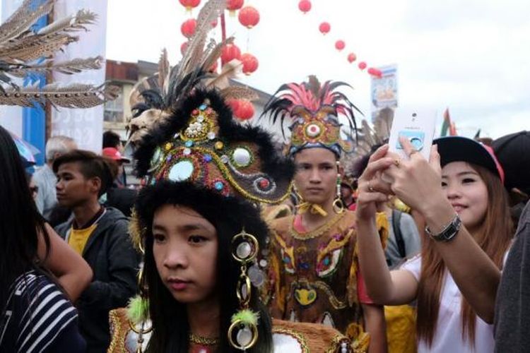 Salah satu wisatawan memberanikan diri berselfie ditengah parade tatung di Cap Go Meh Singkawang, Sabtu (11/2/2017).