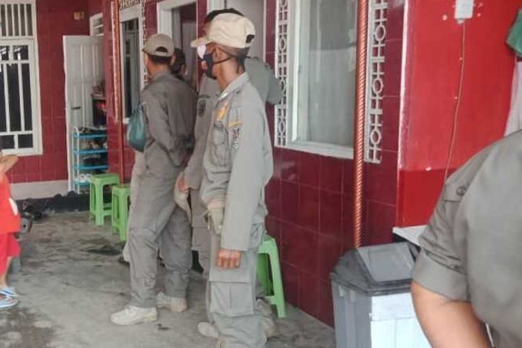 Petugas Satpol PP Kabupaten Tuban saat mendatangi rumah terapi pijat di Kelurahan Latsari, Tuban, Jawa Timur. Rabu (14/4/2021)