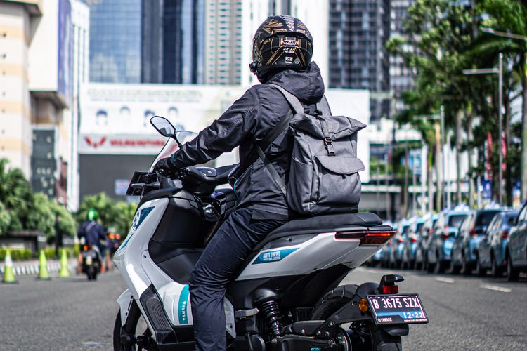 Tiga orang terpilih menjajal motor listrik Yamaha E01 selama 8 jam berkeliling Jakarta melewati berbagai kondisi jalanan perkotaan. 