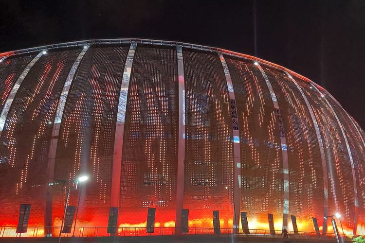 Lampu di luar Jakarta International Stadium (JIS) menyala pada malam hari secara bergantian dengan perpaduan warna-warna yang nyaman dipandang mata. 