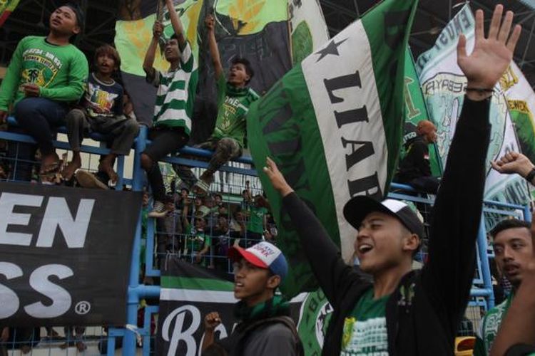 Para pendukung Persebaya Surabaya atau Bonek berkumpul dan berunjuk rasa di Stadion Tugu, Koja, Jakarta Utara, Selasa (2/8/2016). Mereka menuntut agar PSSI memasukkan Persebaya dalam kompetisi resmi musim depan.