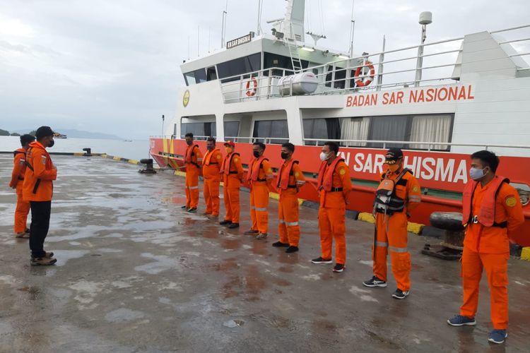 Foto//Persiapan Tim Basarnas Palu Melakukan Pencarian Kapal KM Tiga Putri Di Banggai Kepulauan Pada Rabu (8/9/2021)a