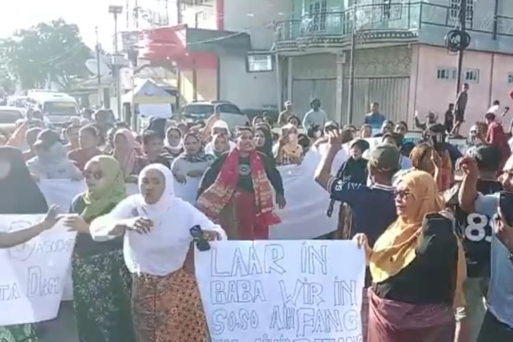 Ratusan ibu-ibu dan perempuan Kei di kota Tual, Maluku turun ke jalkan untuk menyerukan perdamaian dan penghentian konflik di wilayah tersebut, Kamis (2/2/2023)