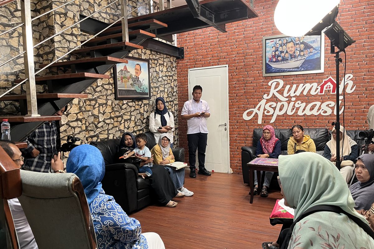 suasana ruang utama Rumah Aspirasi saat Cak Armuji dengarkan keluhan warga Surabaya pada Selasa (6/5/2025). 