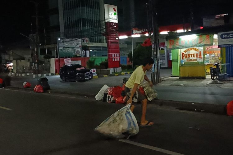 Pada sekitar pukul 01.20 WIB, Selasa (21/2/2023) Kompas.com melihat seorang pengendara motor berhenti di jalanan tersebut dan melemparkan sampah dalam sebuah karung putih besar di tengah jalan raya HOS Cokroaminoto, Kota Tangerang. Ia membuang sampah tersebut di dekat tumpukan sampah yang berjajar lainnya di separator jalan raya itu.