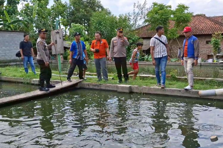 Polisi melakukan olah tempat kejadian perkara di lokasi bocah tenggelam di Kecamatan Boyolangu  Kabupaten Tulungagung Jawa Timur, Jumat (7/6/2024).