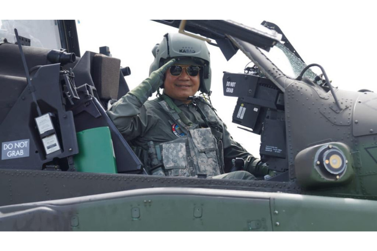 KSAD Jenderal Dudung Abdurachman saat hendak menerbangkan helikopter serang AH-64E Apache. 