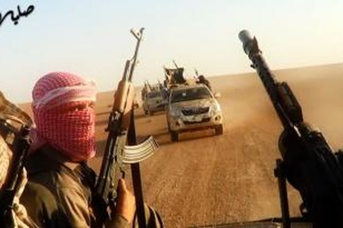 Foto ini diambil dari sebuah video propaganda yang diunggah ke internet pada 8 Juni 2014 oleh kelompok Negara Islam Irak dan Suriah (ISIS) memperlihatkan para pejuang kelompok itu menaiki kendaraan bak terbuka di dekat kota Tikrit, Irak, Rabu (11/6/2014). Pasukan ISIS berkonvoi setelah sebelumnya merebut kota Mosul dari tangan pasukan pemerintah Irak. 