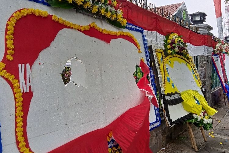 Korban Binomo Hancurkan Karangan Bunga Dukungan untuk Indra Kenz. Karangan Bunga Itu Tampak Terpajang di Depan Kantor PN Tangerang, Jumat (12/8/2022)  