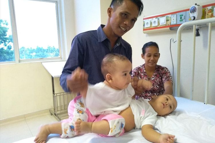 Adam dan Malik bersama ayah dan ibundanya di ruangan perinatologi RSUP Haji Adam Malik Medan. Bayi berusia 7 bulan itu sedang menunggu operasi pemisahan. 