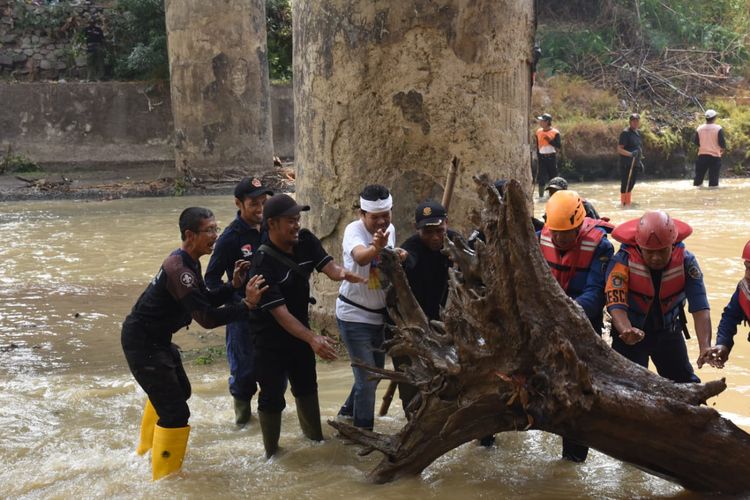 Wakil Ketua Komisi IV DPR RI Dedi Mulyadi saat mengikuti gerakan membersihkan Sungai Cilamaya di Cibatu, Purwakarta, Senin (28/10/2019).