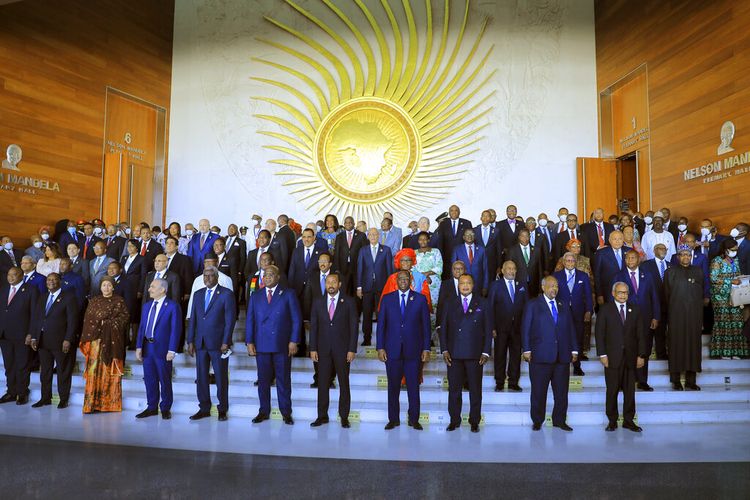 Para kepala negara Afrika berkumpul untuk foto bersama pada Sidang Biasa ke-35 Majelis Uni Afrika (AU) di Addis Ababa, Ethiopia Sabtu, 5 Februari 2022. 