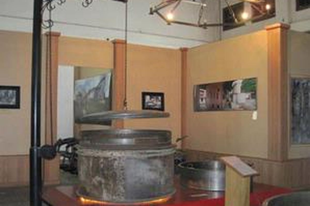 Ketel besar untuk menanak nasi. Dahulu, setiap hari, sekitar 65 pikul beras atau nyaris 4.000 kg harus dimasak untuk dibagikan ke ribuan mulut yang terkait dengan pertambangan.