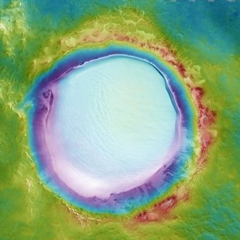 Peta topografi berwarna dari kawah Korolev untuk membandingkan ketinggian kawah dengan dataran di sekitarnya.