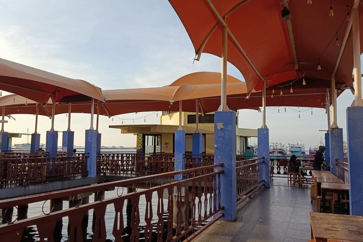Bagian luar Resto Apung Muara Angke. Pengunjung bisa sajikan menu seafood sambil menikmati pemandangan Laut Jakarta.