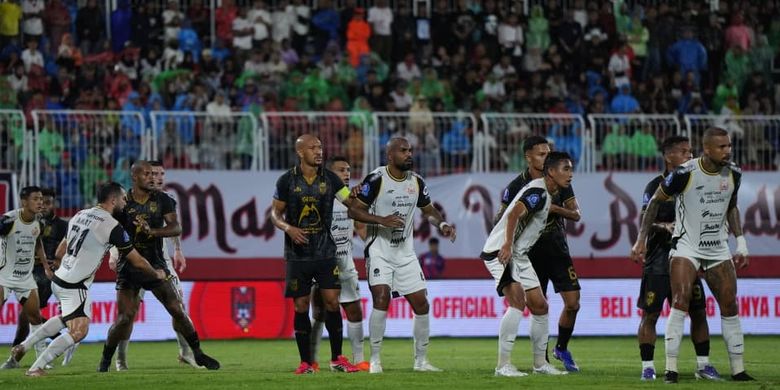 Suasana laga pekan ke-23 Super League 2025-2026 Malut United vs Persija di Stadion Gelora Kie Raha, Ternate, Selasa (24/2/2026).