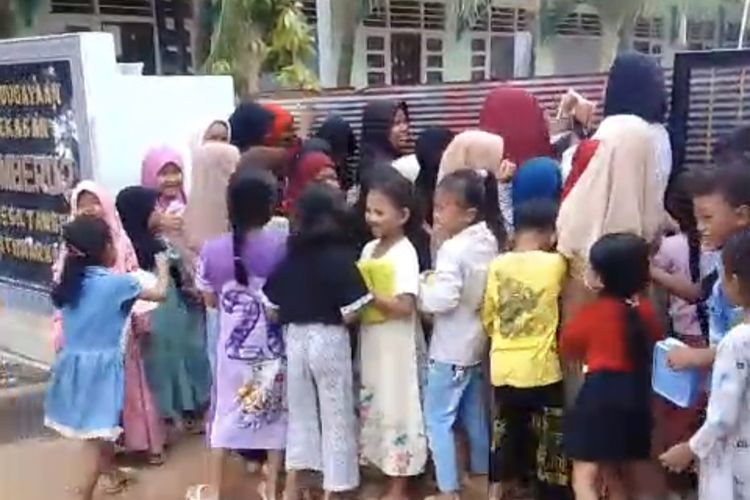 Siswa SD di Pamekasan tetap datang ke sekolah meski masih disegel, Jumat (24/10/2025)
