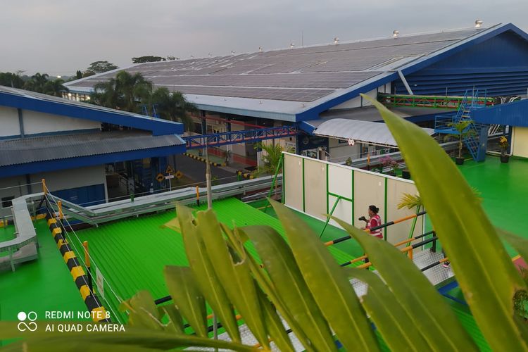 Pembangkit Listrik Tenaga Surya (PLTS) Atap di pabrik Aqua Klaten, Jawa Tengah telah beroperasi sejak Februari 2020. 

Dengan jumlah panel surya sebanyak 8.340 unit, rerata energi yang dihasilkan tiap hari 12.500 kilowatt hour (kWh).