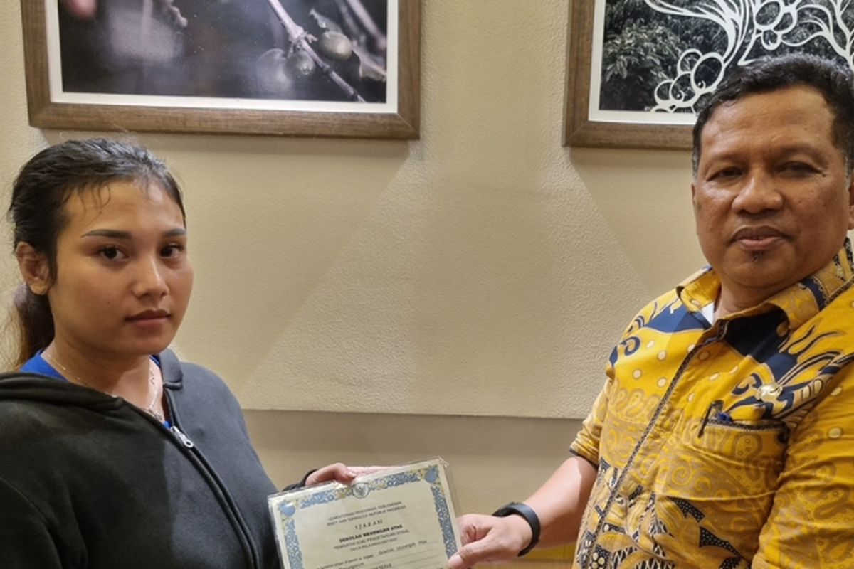 Korban tahan ijazah bersama Kepala Disperinaker Surabaya, Jumat (18/4/2025).