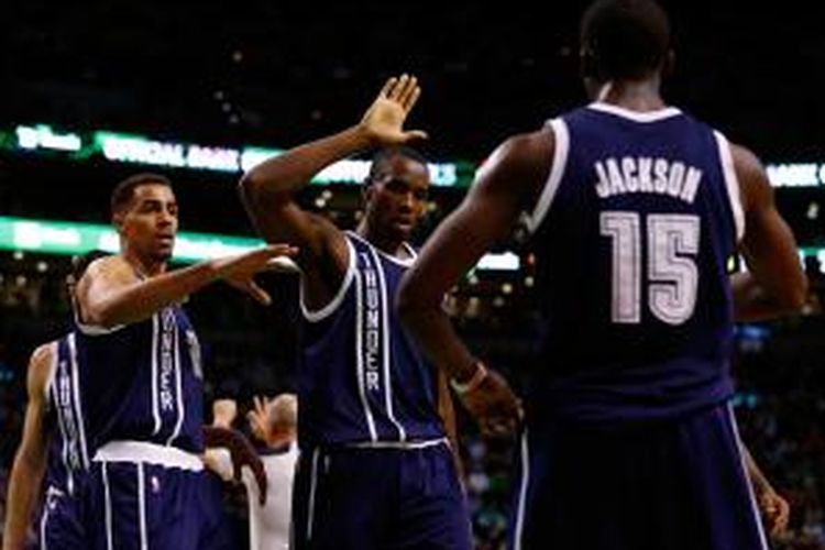 Pebasket Oklahoma City Thunder, Serge Ibaka (tengah) melakukan tos dengan Reggie Jackson (#15) pada pertandingan melawan Boston Celtics, di TD Arena, Jumat (24/01/2014).