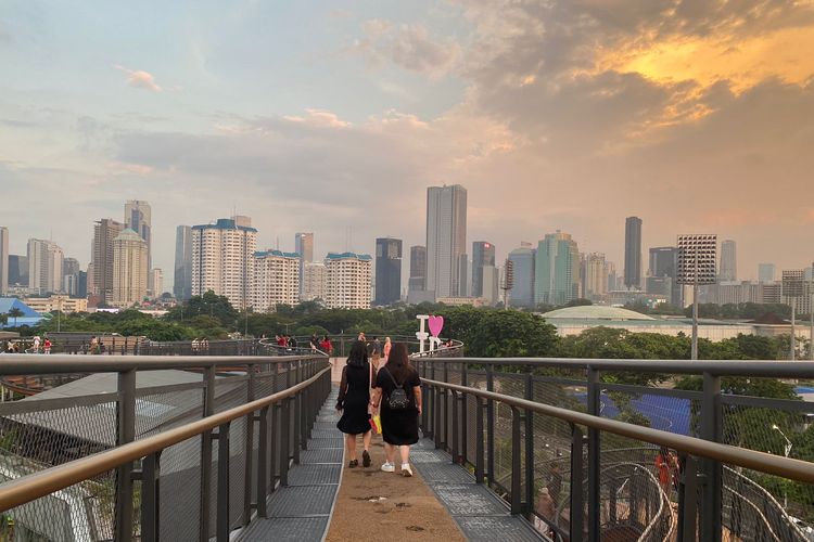 Pemandangan dari atas Skywalk Senayan Park pada sore hari, Selasa (7/3/2023). 