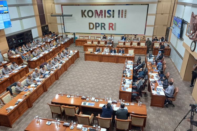 DPR Singgung Ada Makelar Pengadaan Barang, Kakorlantas Membantah