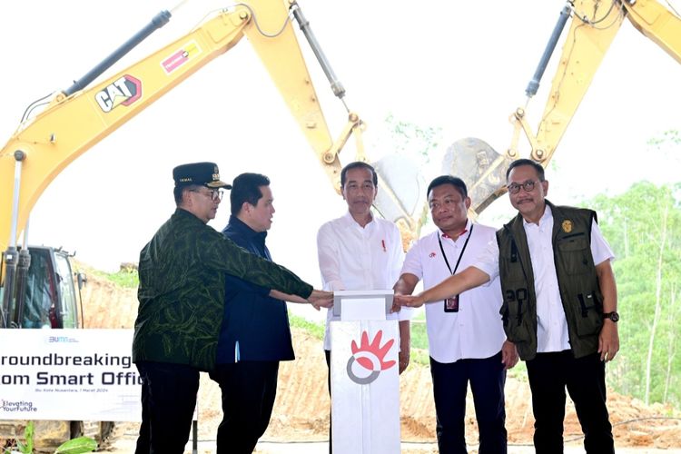 Presiden Joko Widodo saat melakukan peletakan batu pertama atau groundbreaking Telkom Smart Office di Kawasan Ibu Kota Nusantara (IKN), Provinsi Kalimantan Timur pada Jumat (1/3/2024). 