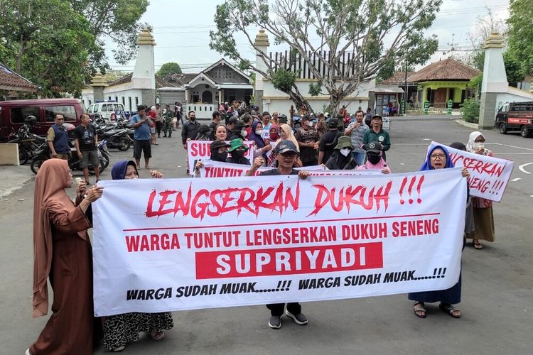 Warga Padukuhan Seneng, Kalurahan Siraman, Gunungkidul, DI Yogyakarta melakukan aksi menuntut Dukuh Seneng di Kantor Kalurahan Siraman. Selasa (14/11/2023)
