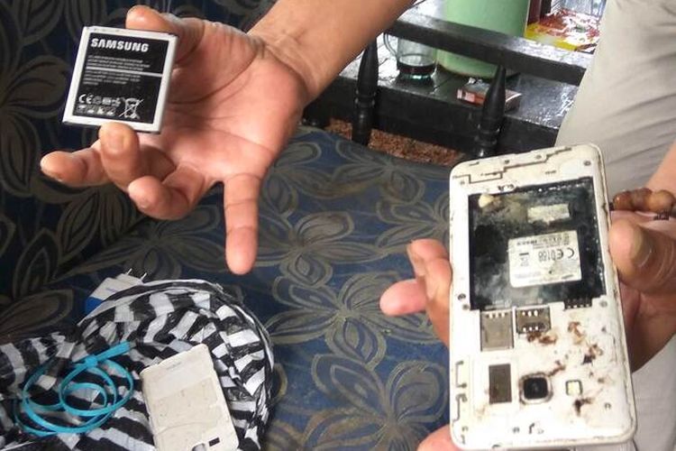 Seorang warga menunjukkan ponsel yang diduga meledak saat di-charge. Akibat peristiwa ini, seorang bocah berusia 9 tahun meninggal dunia di Desa Kiarapayung, Kecamatan Rancah, Kabupaten Ciamis, Jawa Barat.