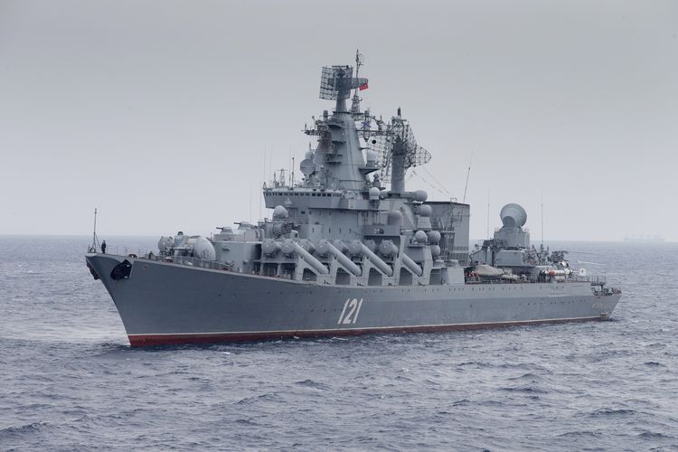 Kapal perang Moskva saat berpatroli di Laut Mediterrania dekat pantai Suriah, 17 Desember 2015.