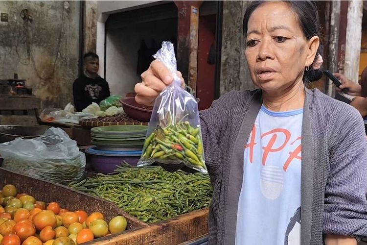 Siti menunjukan satu plastik berisi cabai rawit di depan lapak Abdul Karim di Pasar Kalitanjung Kecamatan Harjamukti Kota Cirebon Jawa Barat, Rabu (8/1/2025) pagi.