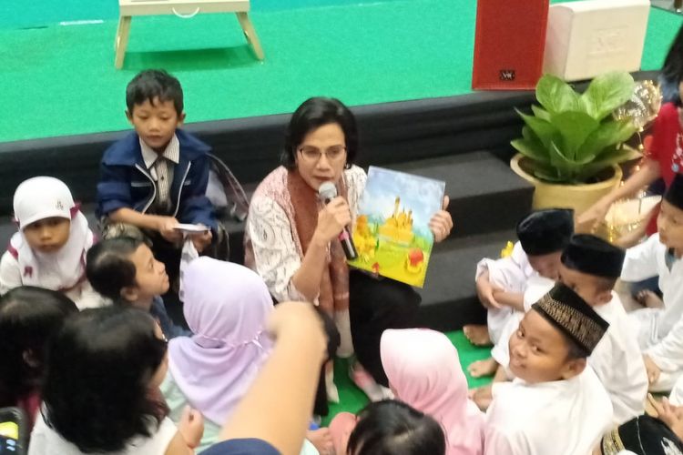 Menteri Keuangan Sri Mulyani Indrawati ketika mendongeng kepada anak-anak di Kementerian Pendidikan dan Kebudayaan di Jakarta, Minggu (3/3/2019).