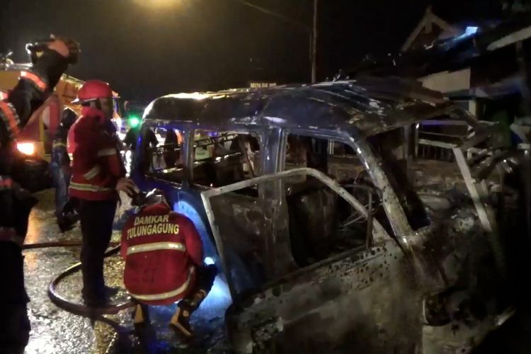 Satu unit mobil minibus hangus terbakar di Kabupaten Tulungagung Jawa Timur, Kamis (06/10/2022).
