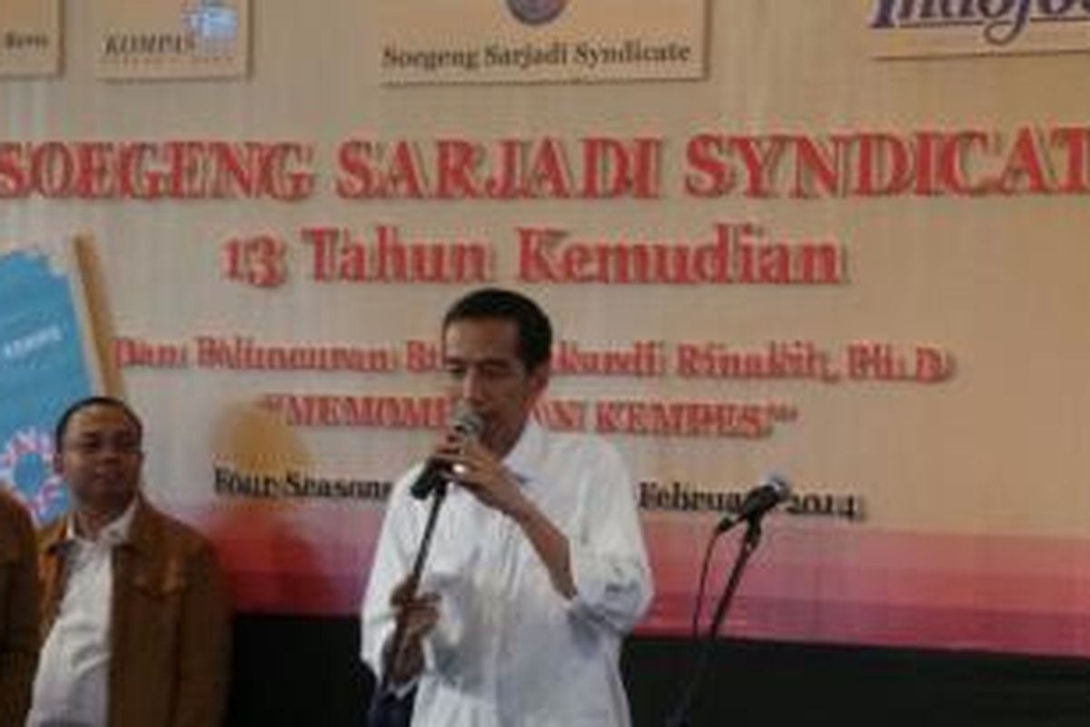 Gubernur DKI Jakarta Joko Widodo saat hadi dalam acara peluncuran buku Sukardi Rinakit di Hotel Four Season, Jakarta, Rabu (12/2/2014).