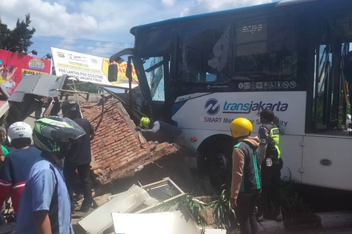 Bus Transjakarta kecelakaan hingga menabrak Pos Polisi di Jalan Meyjen Sutoyo,  Cililitan,  Jakarta Timur, Kamis (2/12/2021).