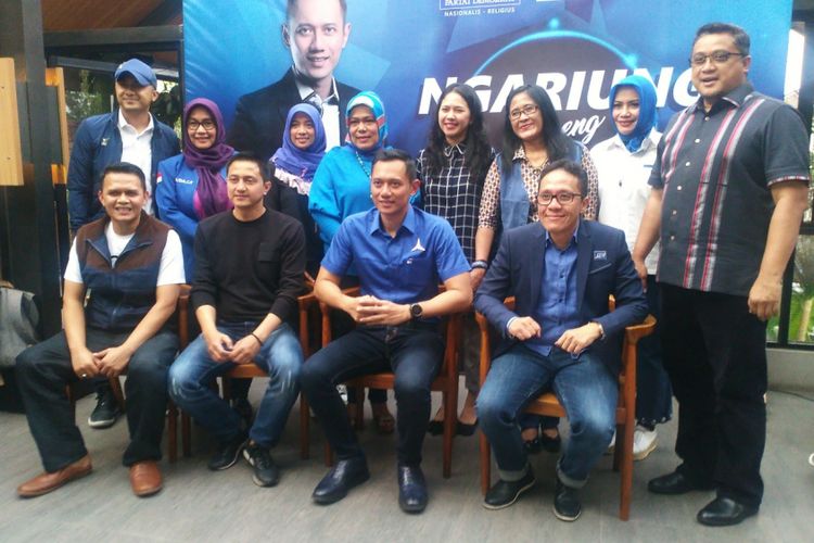 Komandan di Komando Tugas Bersama (Kogasma) Partai Demokrat Agus Harimurti Yudhoyono bersama Wakil Bupati Bandung Barat Hengky Kurniawan dan beberapa Caleg Partai Demokrat lainya yakni Dede Yusuf,  Ricky Subagja dan Chairul Hidayat berfoto bersama di Little Collins Cafe, Jalan Sumatera, Kota Bandung,  Rabu (28/11/2018).  