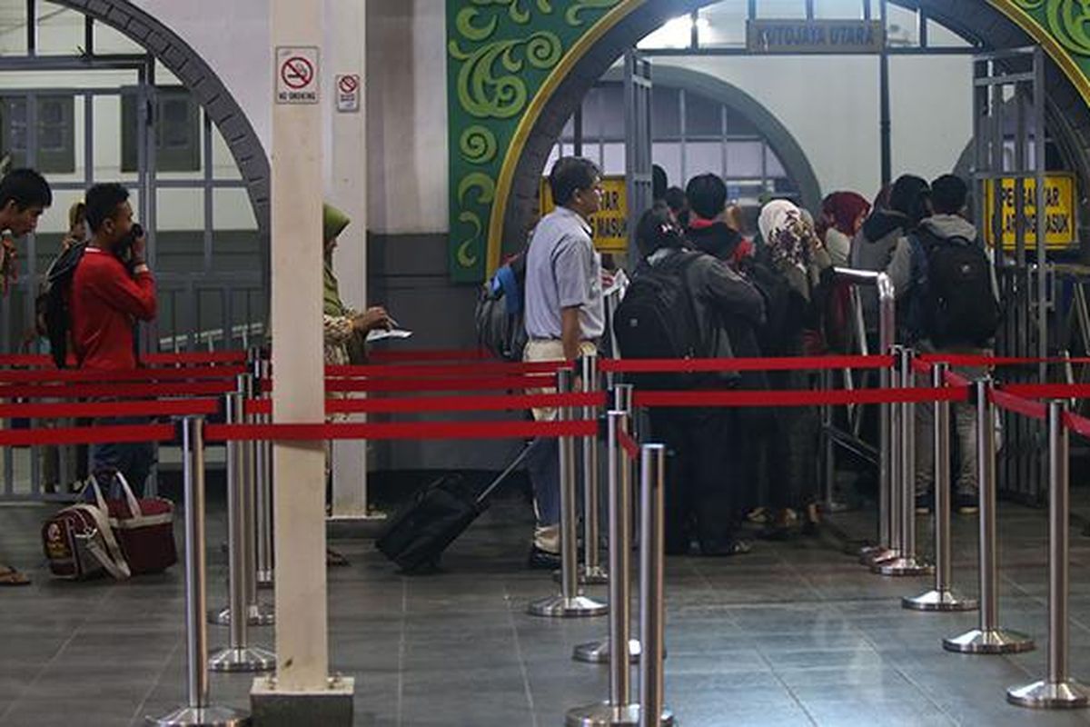 Aktivitas calon penumpang di Stasiun Senen, Jakarta Pusat, 2 minggu sebelum Hari Raya Idul Fitri, Senin (21/6/2016). Sejumlah warga memilih mudik lebih awal di antaranya untuk menghindari kepadatan menjelang Lebaran.